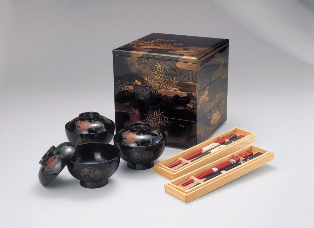 漆塗りの重箱、汁椀、箸